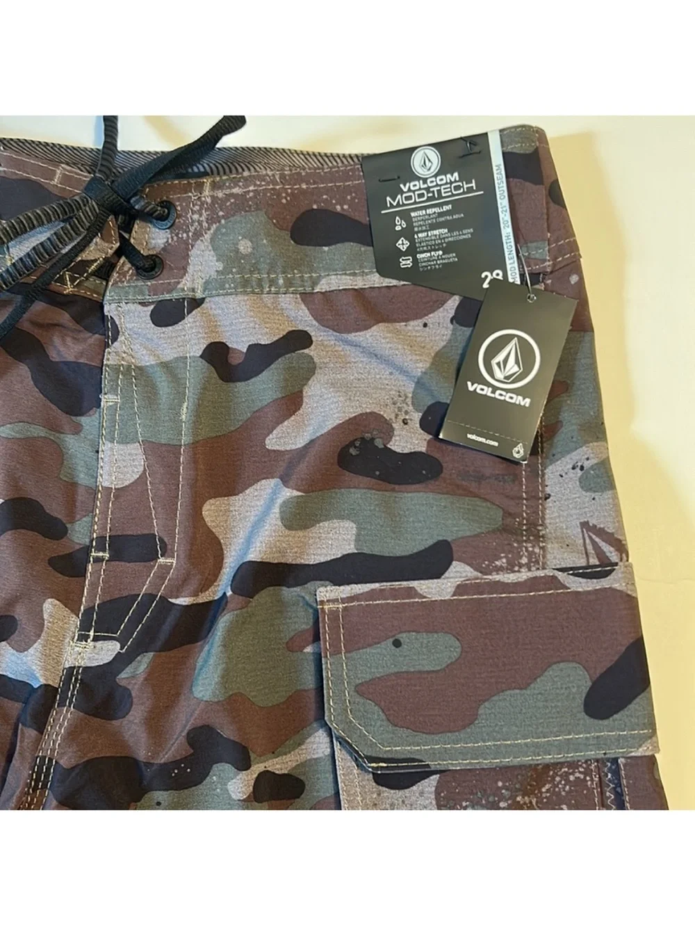 Volcom 28 Board Shorts Camo in Army Green Combo Boardshorts 20” length NWT